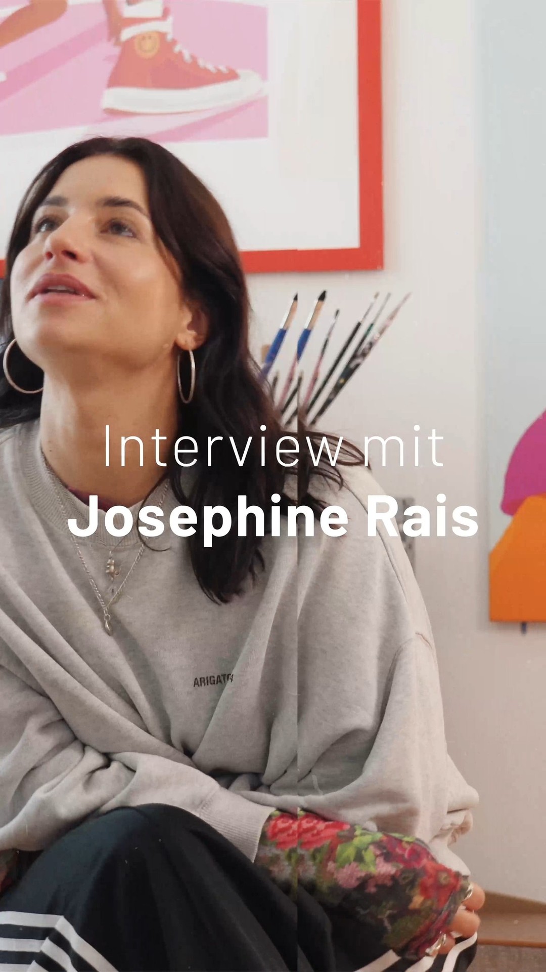 🎨 Wenn Kunst Wissenschaft begegnet und Frauen sichtbar macht.

Wie entsteht eigentlich ein visuelles Narrativ, das nicht nur schön aussieht, sondern Haltung zeigt?

Die Künstlerin Josephine Rais hat für Women Do Science eindrucksvolle Bilder geschaffen. Sie zeigen nicht etwa fiktive Heldinnen, sondern reale Frauen: Forscherinnen, Denkerinnen, Macherinnen – Wissenschaftlerinnen, die mit Mut, Expertise und Persönlichkeit unser Projekt mitgestalten.

👩‍🔬 Jede Illustration steht für eine echte Frau  und für viele, die sich in ihr wiedererkennen. Für alle, die noch ihren Platz in der MINT-Welt oder auch Kunst suchen. Oder ihn schon gefunden haben.

Josephine wünscht sich, dass mehr Frauen den Raum einnehmen, sagen, "Ich bin hier, schaut, was ich kann" - mehr Mut, mehr Selbstbewusstsein und Selbstvertrauen!

Die Kunst wird zum Spiegel der Wirklichkeit und zum Statement für mehr Sichtbarkeit, Vielfalt und Empowerment in der Wissenschaft.

#MINT #Wissenschaftlerinnen #Illustration #Empowerment #Diversität #FrauenInDerWissenschaft #JosephineRais