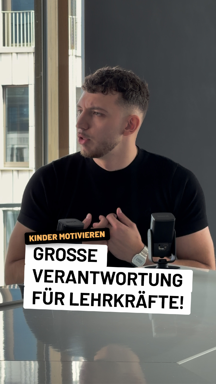 Kinder brauchen häufig viel Zuspruch. Vor allem wenn sie ihn nicht gewohnt sind.
Gerade als Lehrkraft sehe ich viel Verantwortung, im Umgang mit unseren Schüler:innen.

Wie siehst du das? Schreib es doch gerne in die Kommentare!

👉🏻 Die ganze Podcastfolge gibt es auf YouTube und überall da, wo es Podcast gibt.
